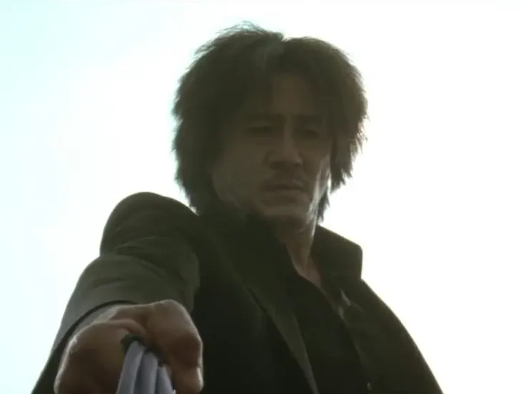 《原罪犯》劇照：拉住男子的領帶