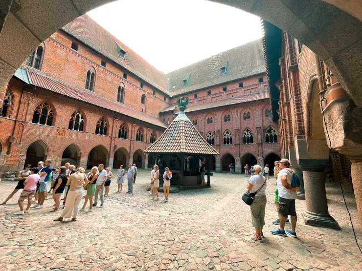 整個城堡的飲水來源，位於高堡庭院內，水井四周圍繞著柵欄，以防被投藥下毒。