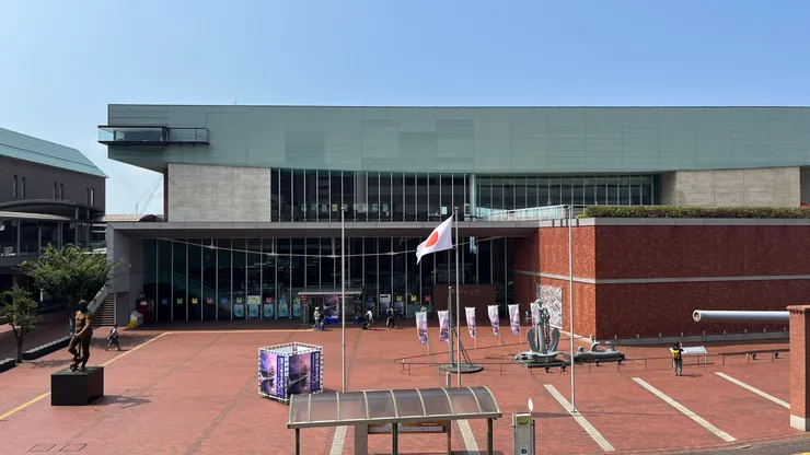 出站總覺得沒走太久,就抵達博物館門口。