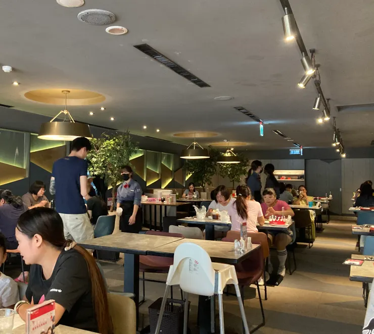 平日午餐時段意外的人潮滿滿！