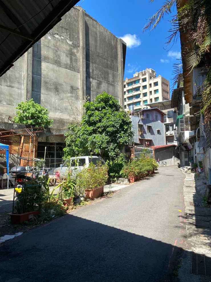 這條彎區的道路是昔日的溪流