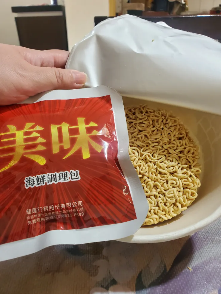 真美味假美味，也不能只有一包料啊…粉包呢？
