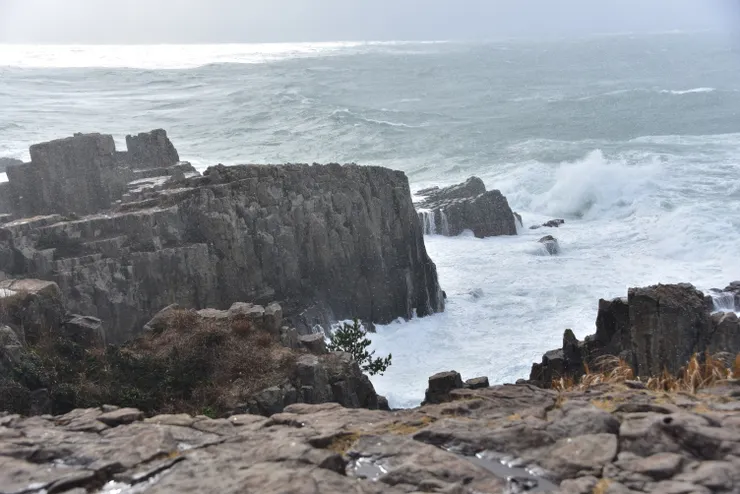 看得出懸崖旁的兇猛海浪