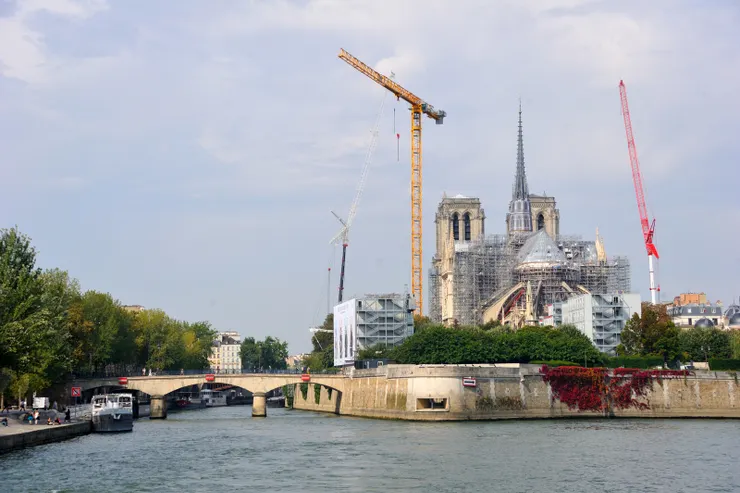 【船行河中左顧右盼指點建築橋樑！整修中的巴黎聖母院，它位在河中央西堤島上，偏左岸。圖左橋樑為大主教橋(Pont de l'Archevêché )】