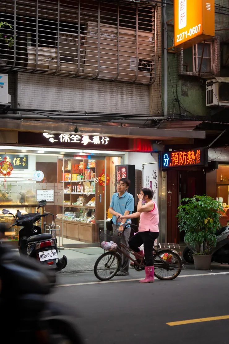 傍晚時分,和經過的老顧客閒話家常。