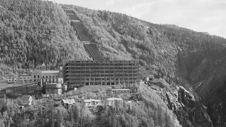 位於挪威的Vemork重水工廠，照片攝於1935年；照片前方建築物即為製造重水和氫氣生產廠房