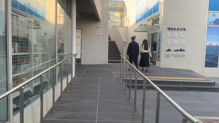 走累了就進入室內逛逛街。