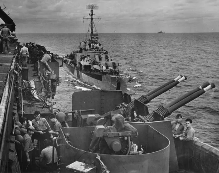 1945年1月25日，一艘驅逐艦正靠近列星頓號，預備補給。列星頓號等在1月空襲了金蘭灣及沖繩等地，現正返回烏利西休整，並在次日抵達。