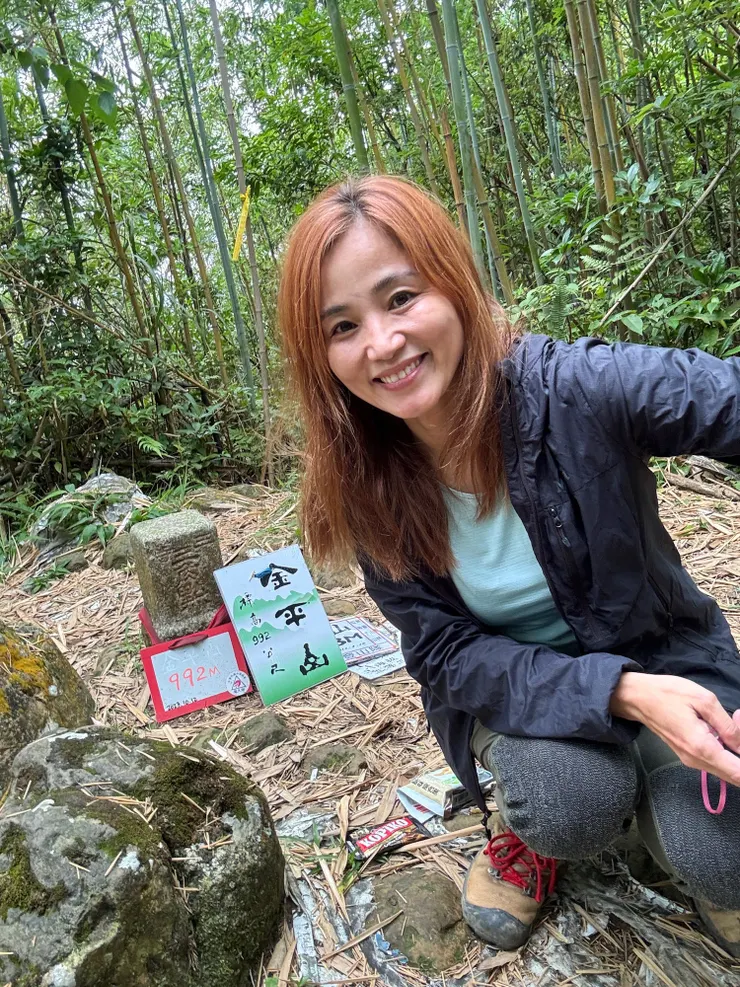 此處休息半小時,吃東西,拍照留念(不知什麼時候額頭黑一條🤣)