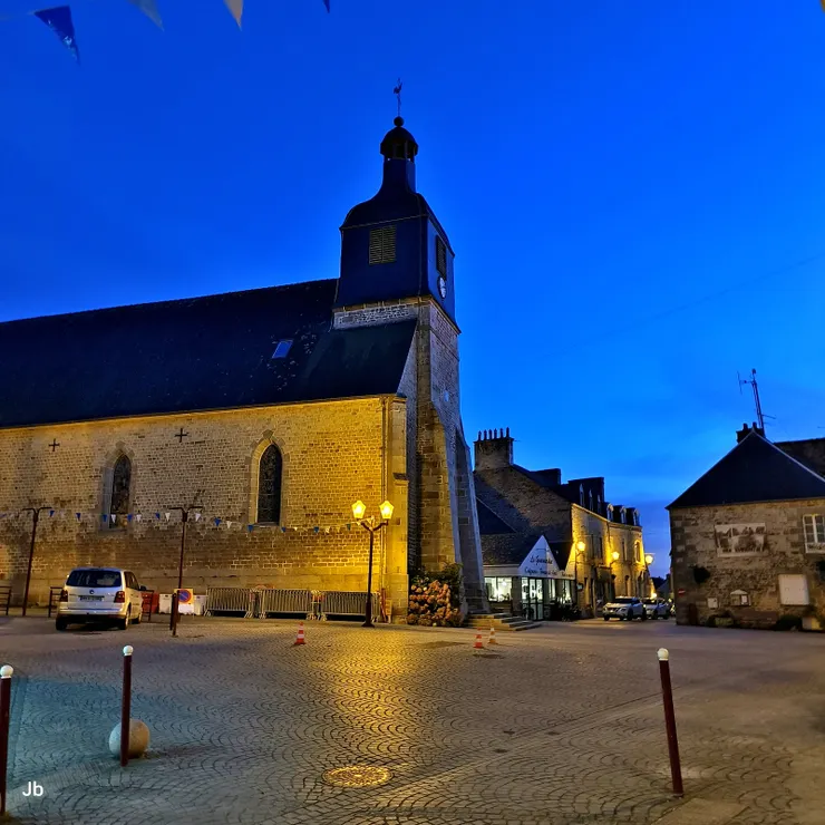 【Le Coin Des Crêpes餐廳旁的聖艾蒂安教堂（Saint-Étienne Church）廣場】