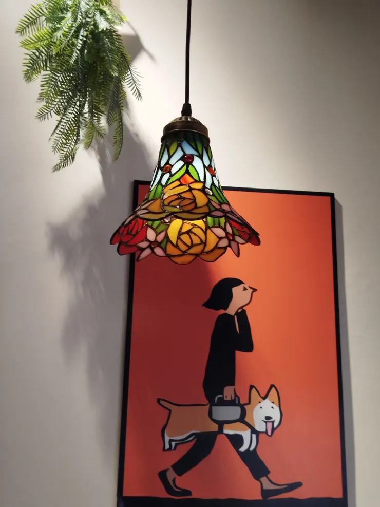 細膩的彩玻燈罩與簡單的現代風格畫，衝突的對比，和諧的共存