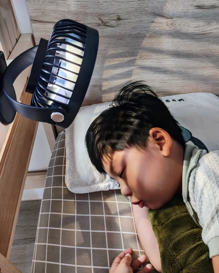 E-books K44 五段風速360度旋轉LED充電夾式風扇