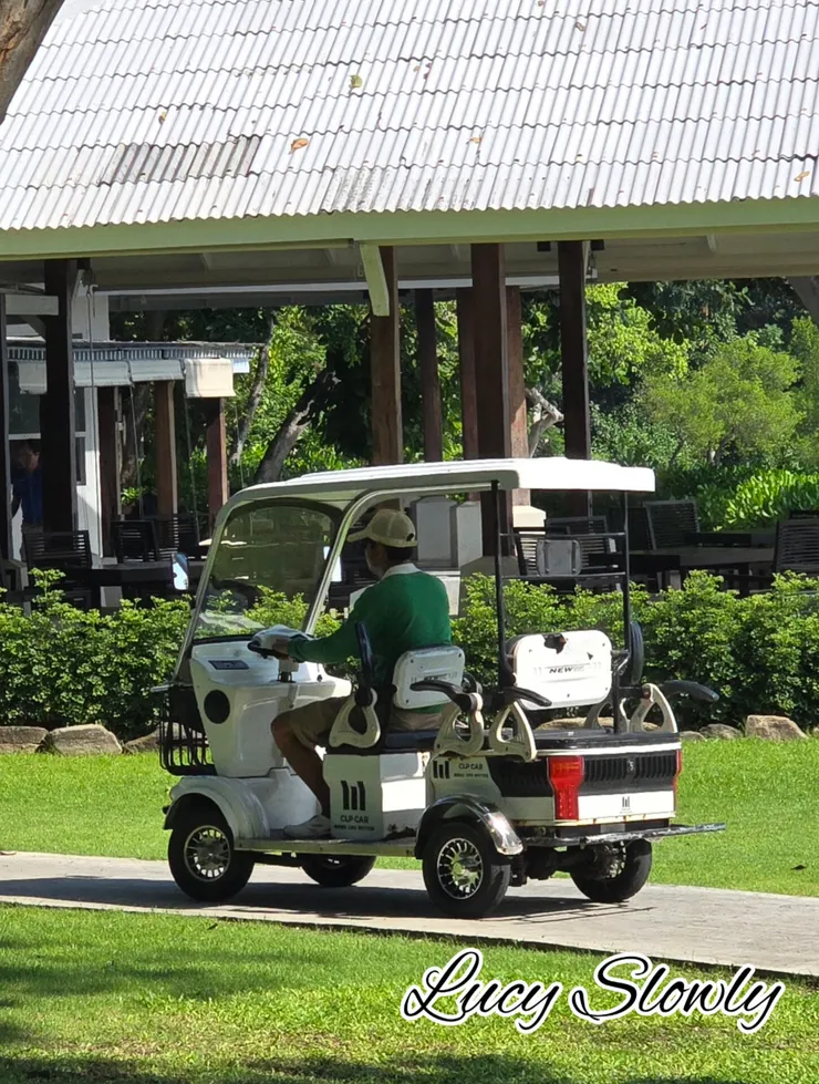 渡假村裡的接駁小車