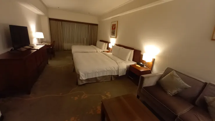 這是晚上的台中福華大飯店房間!