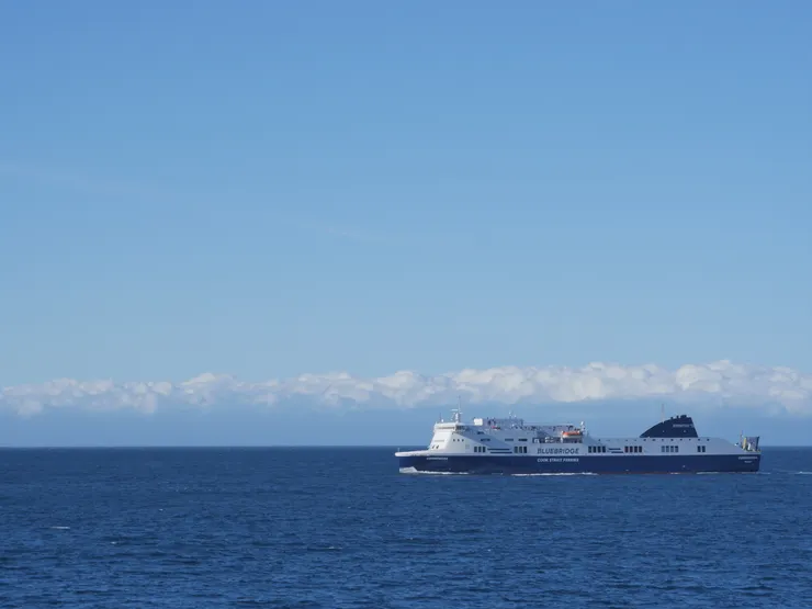 原本要搭乘的船班延誤，沒想到竟在茫茫大海之中擦身而過。