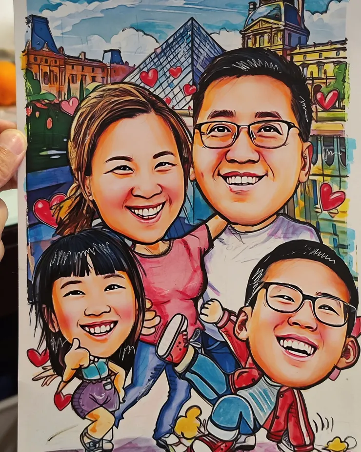 在法國羅浮宮旁的嬉戲、回憶這趟旅行在裡的歡笑，這些畫面就讓老師豐富了畫作，也讓每一個家庭成員都回到那個歡笑的時刻，每天也會將回憶回到那次開心之旅