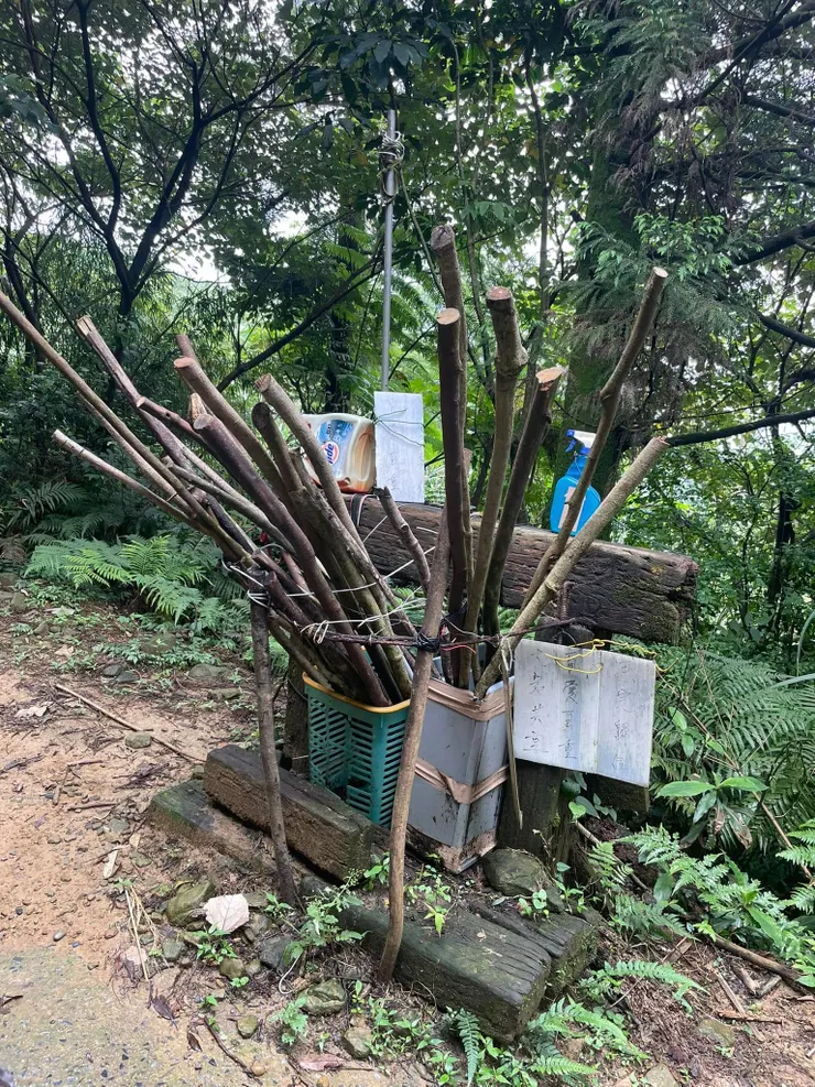 友善的登山杖借用區