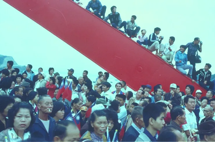 圖14通車典禮參觀人潮 案名：關渡大橋、高速公路、鐵路、文化中心 檔號：0078/0112/1 來源機關：行政院新聞局 管有機關：國家發展委員會檔案管理局