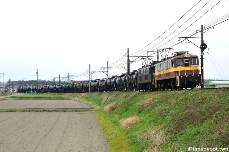 三岐鐵道使用自家的ED45形電力機車牽引的貨物列車往返富田與東藤原站間