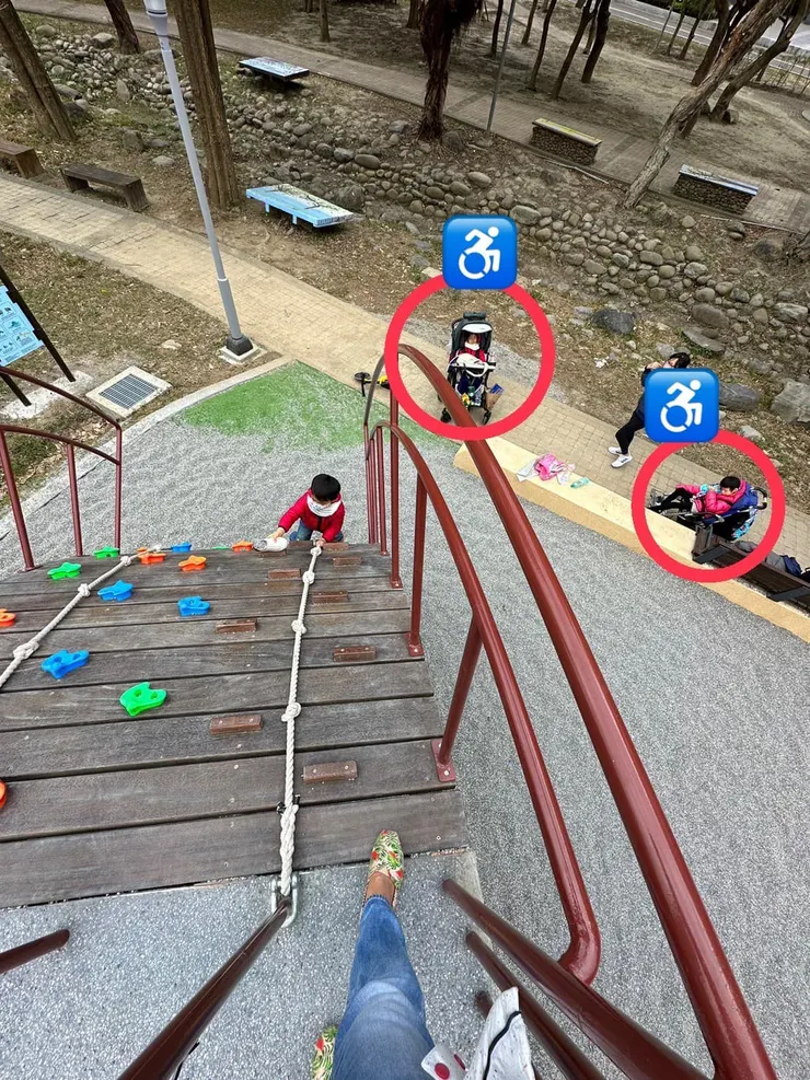 鋪滿礫石的遊戲場對於有行動不便♿️家人的家庭非常不友善!以輪代步的家人得被晾在ㄧ旁。