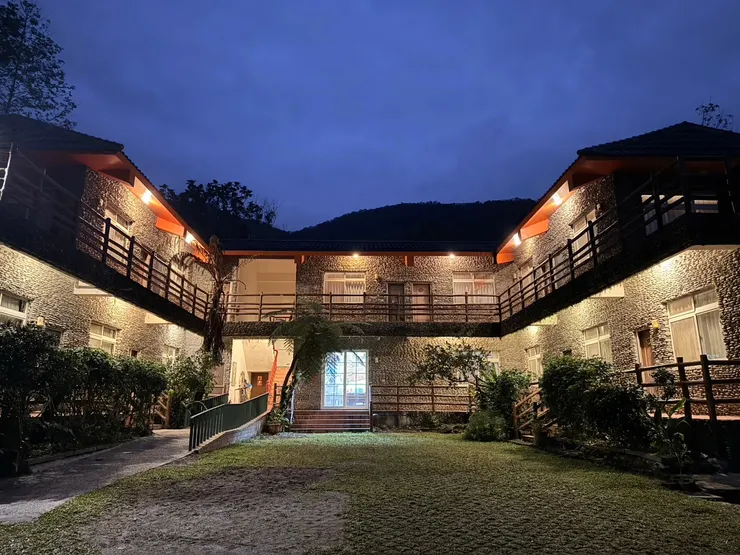 圖09 第二天入住光復鄉馬太鞍欣綠農園石頭屋，民宿主人及石頭屋的暖光等候著我們到達(攝影者 游谷樺)