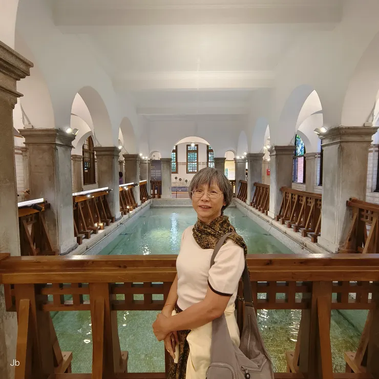 【孫女到校兩老轉身晃悠好時光 街頭閒逛約會同學老友和泡湯！泡完湯參觀溫泉博物館。】