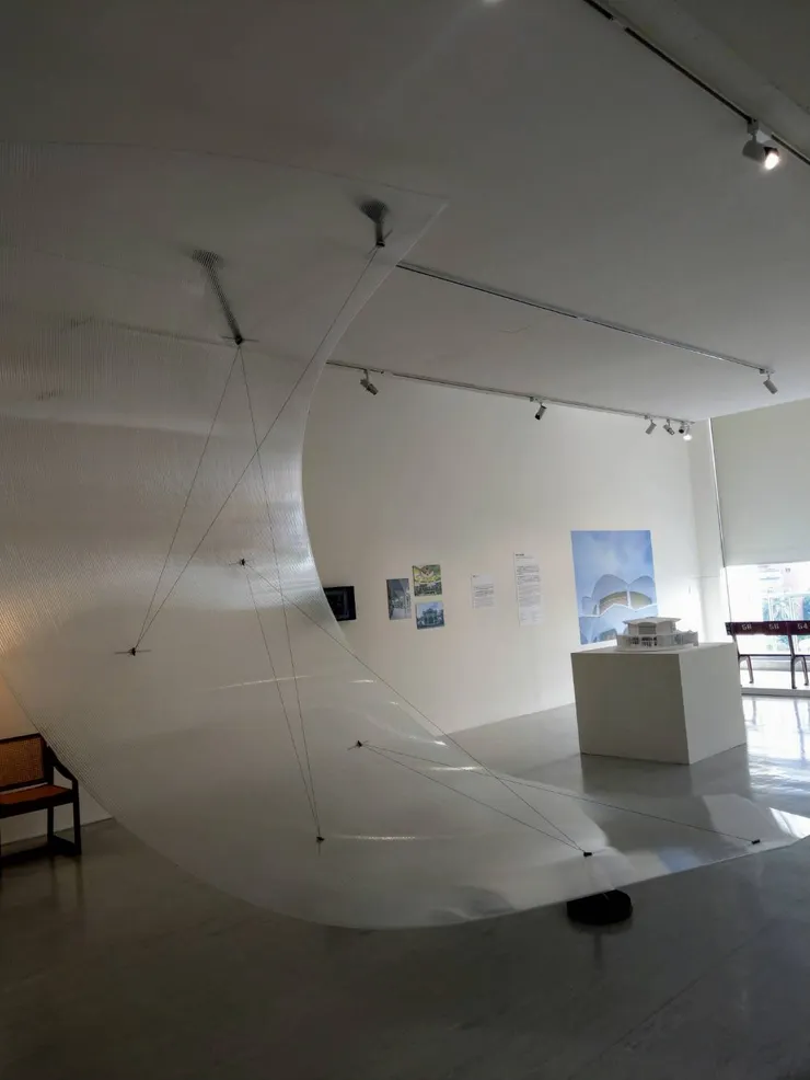 展逛到一半突然聽到碰的一聲，還以為是展品倒了，原來是民眾撞到透明壓克力板