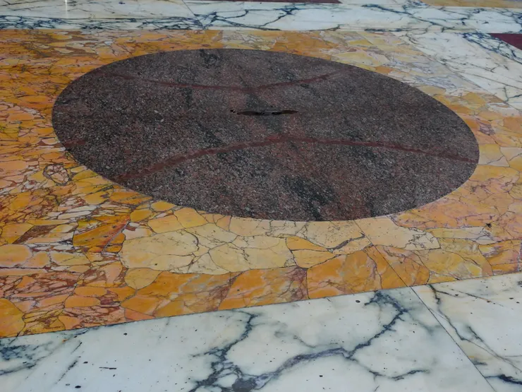 萬神殿穹頂孔洞正下方地面也有一處小洞,推測應該是為了有利於排掉從外面落進來的雨水所設計。