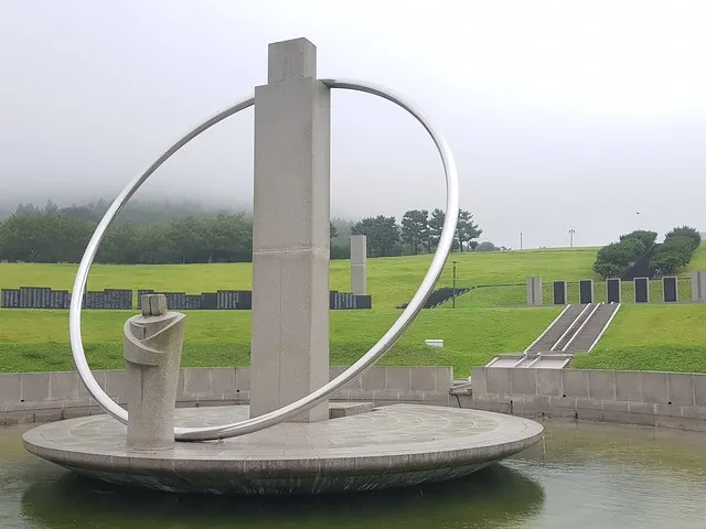 圖4：四三和平公園的慰靈塔，及周圍鐫刻犧牲者姓名的刻銘碑。