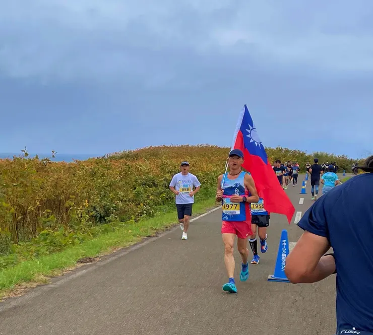 在能取岬附近遇到扛著國旗的台灣跑者
