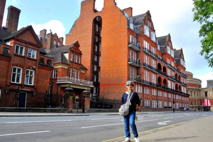 【紅磚陶土都鐸式煙囪舉目可見！在肯辛頓公園南側Kensington Gore上，幫老妻拍一張。底端圓形建築即皇家亞伯特音樂廳。】
