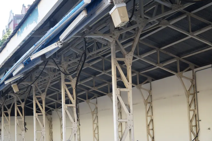 車庫大跨度的鐵桁架結構（2021年。筆者友人提供）