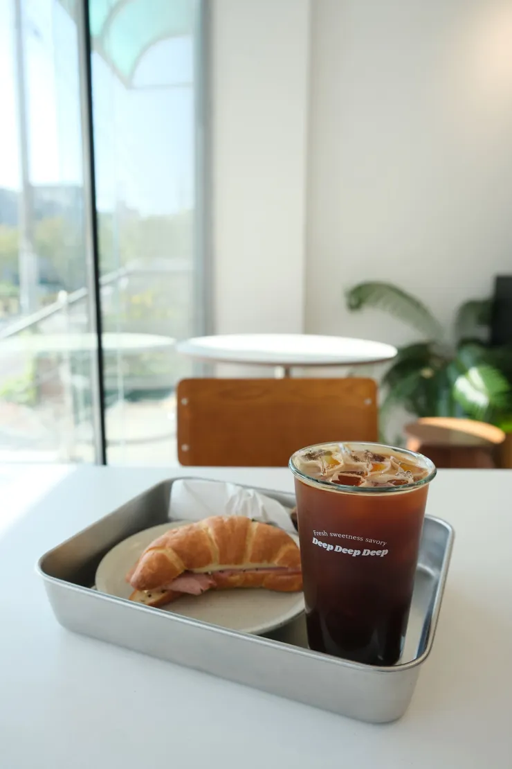 另外也推薦入口處的咖啡廳，剛好走完一圈累了可以坐下來休息，麵包看起來都很好吃～