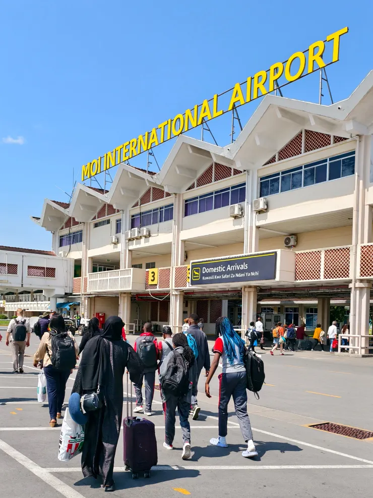抵達肯亞蒙巴薩機場，一群富人小孩由奈洛比搭機至此參加夏令營。