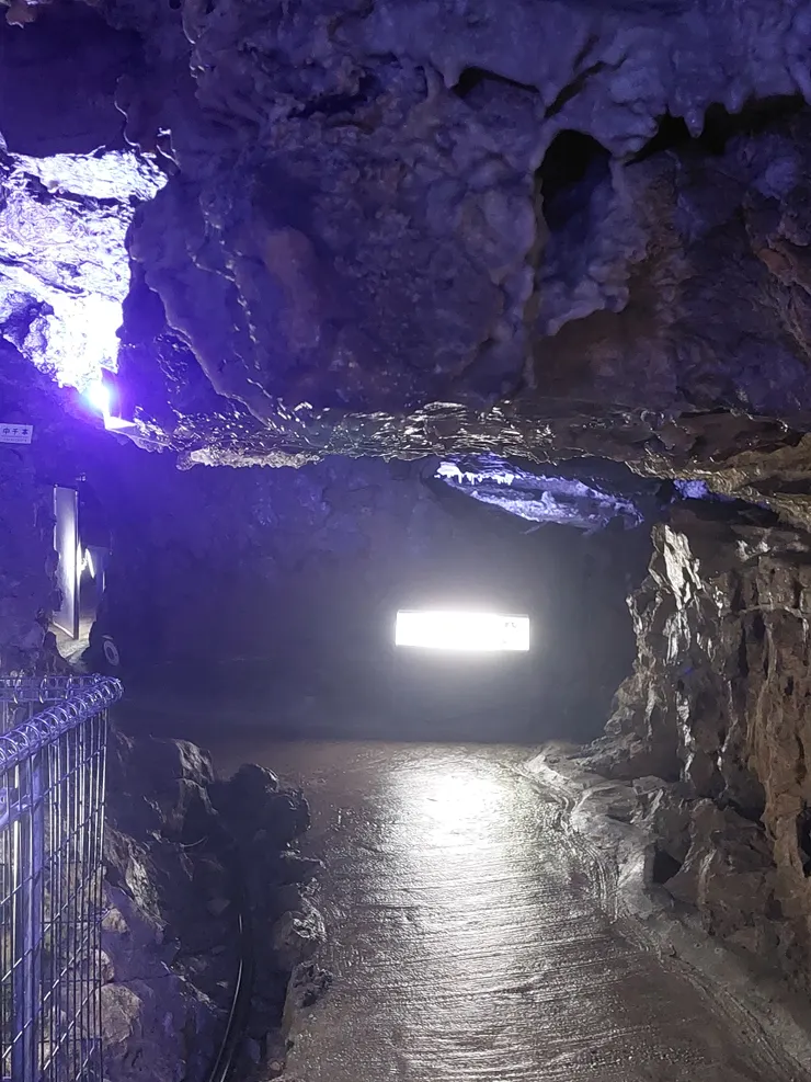 道路設計得很寬敞，但高度不高，很容易撞到頭