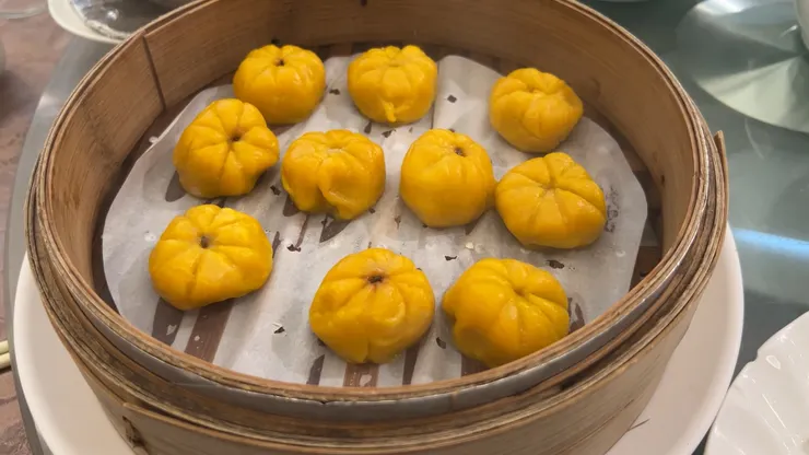 飯後必吃的驚喜甜點！外表是可愛的小南瓜，剝開來竟然是滿滿的「芋頭泥」，芋頭控千萬別錯過。