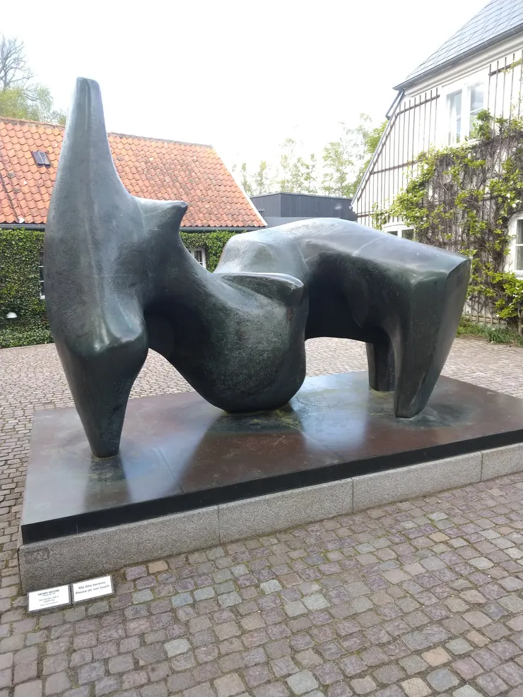 入口處附近的戶外雕塑