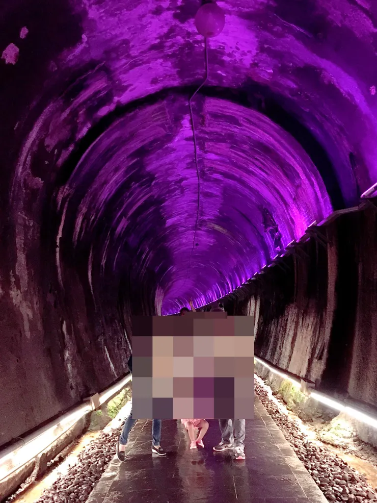 紅紫藍綠不時交替，充滿科幻感的迷離風情