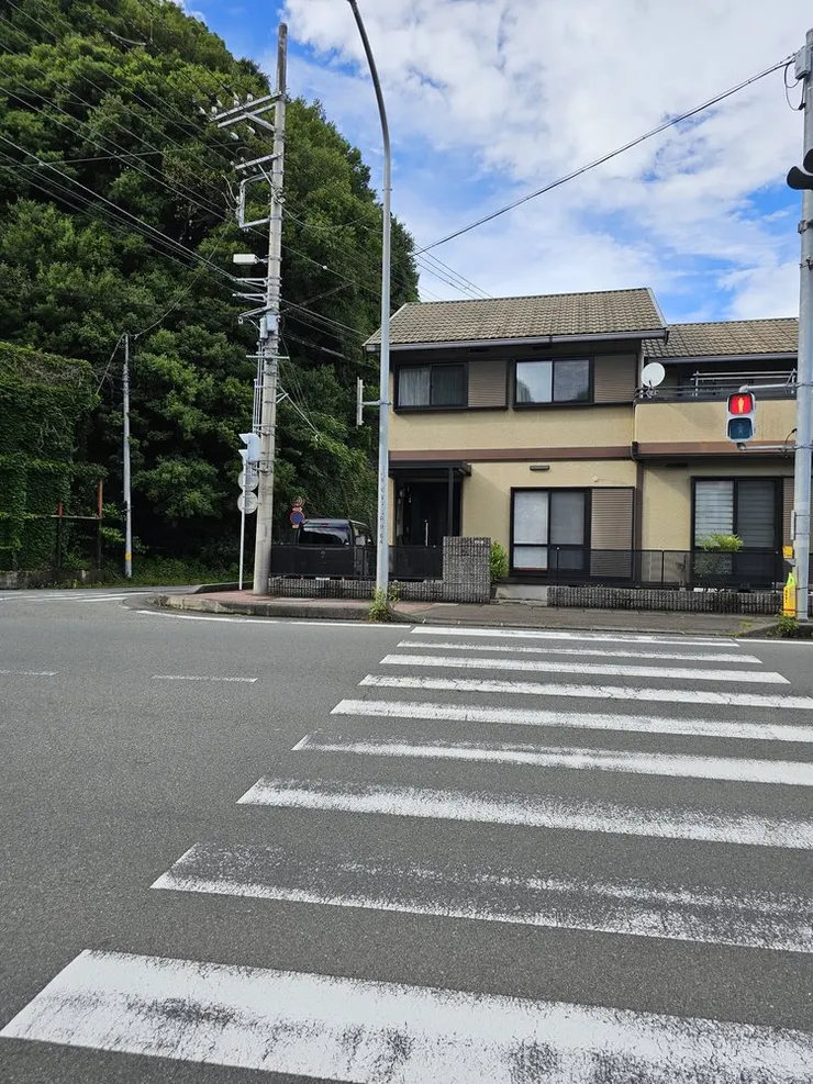 這一家旁邊還有一個弁天島神社能爬，也是劇中有出現的場景