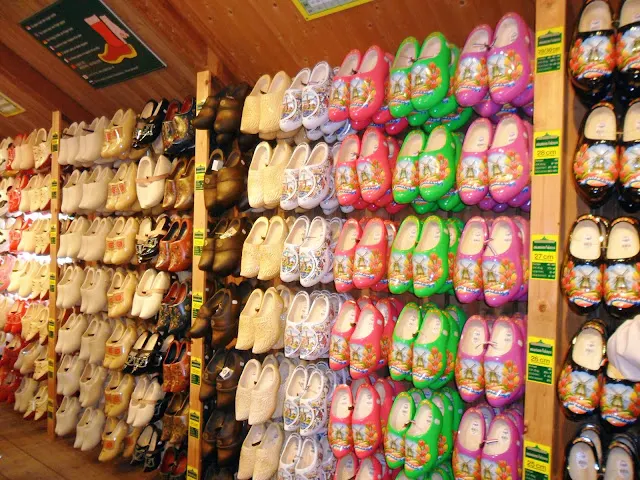 荷蘭傳統木鞋工坊繽紛的手工木鞋展示牆