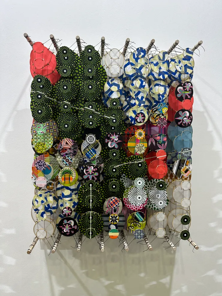 雅各布·哈希莫托Jacob Hashimoto，這個作品跟他平常的作品比起來好像小巧許多，但是非常可愛，令人很著迷。