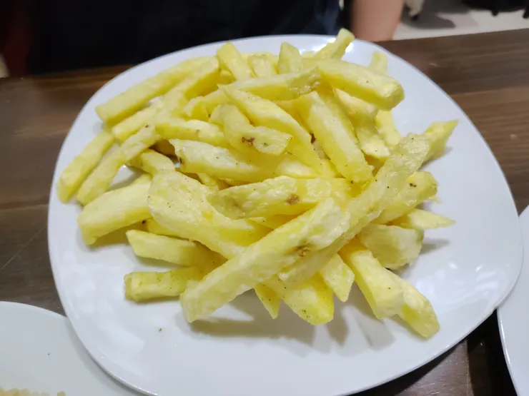 照片看不出來多大的一大盤薯條山