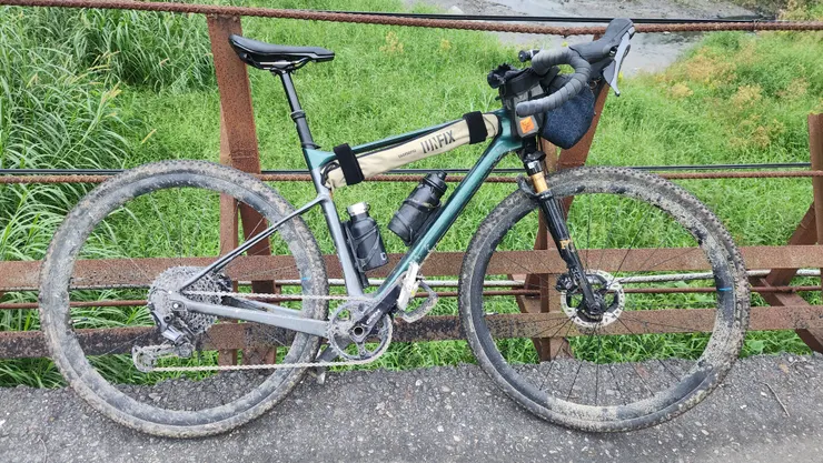 從北屯到烏日舊鐵橋大概20公里左右。 橋身看起來蠻脆弱的，也有警語標示說車輛不可通行。