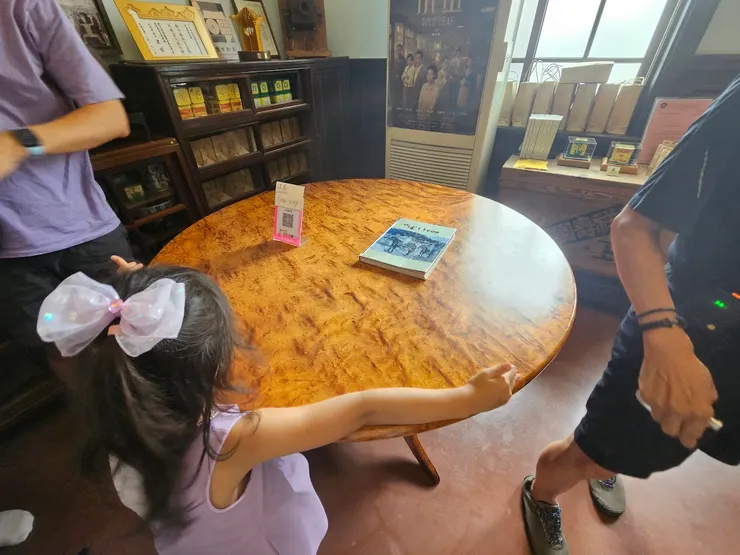 樹榴切下來做的桌子，哪種樹我忘了