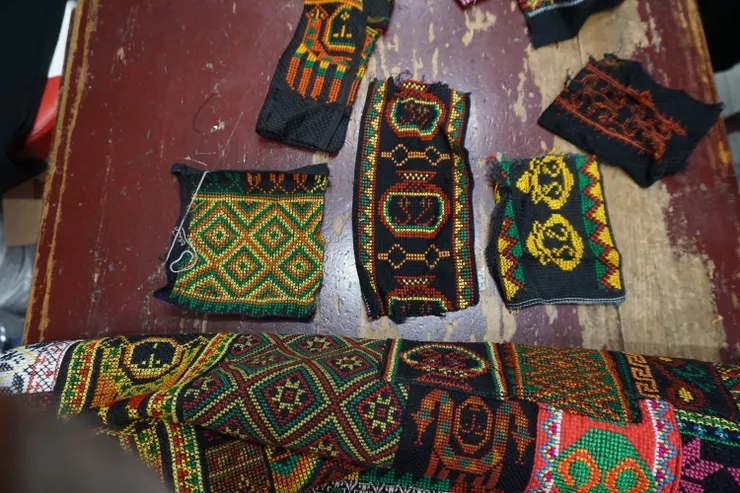 ▲店內各式餘布圖騰。吳鈺涵攝。