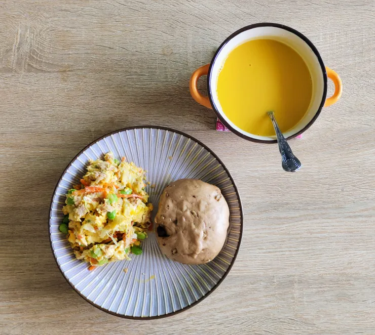 前幾天的早餐：五彩雞肉炒蛋、雜糧麵包及南瓜濃湯。