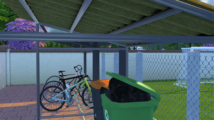 我也想過學生們會不會討厭自己的單車放在垃圾場旁邊，但因應位置就要這樣。