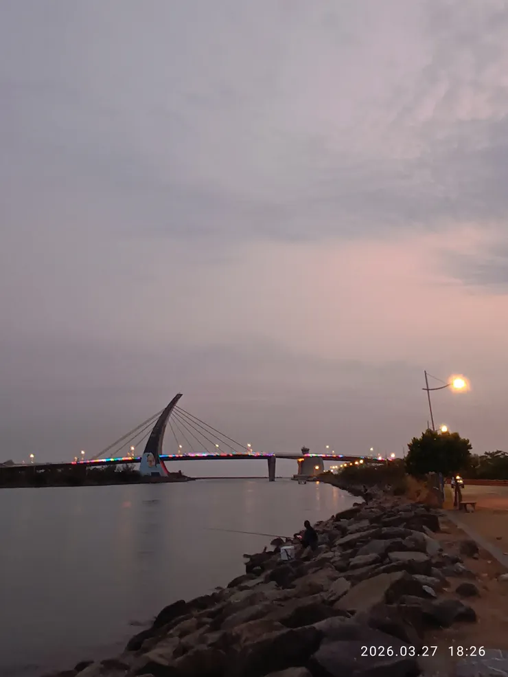 坐看鵬灣彩燈亮，皆自拍攝