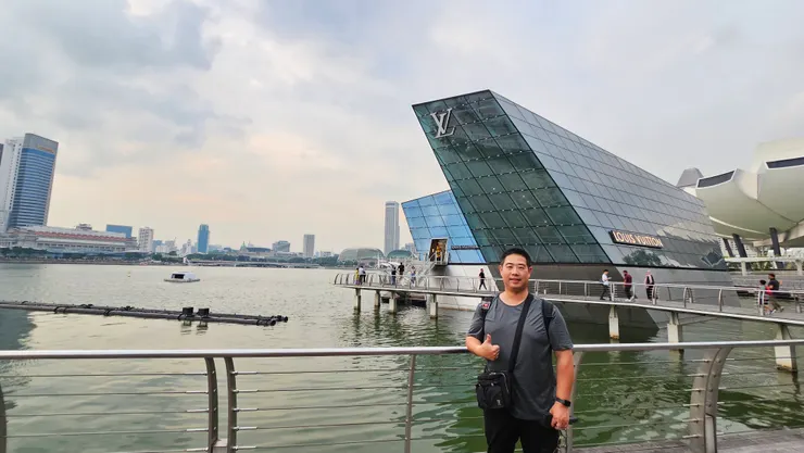 我身後就是新加坡的水上LV!全世界唯一的水上LV就在新加坡!