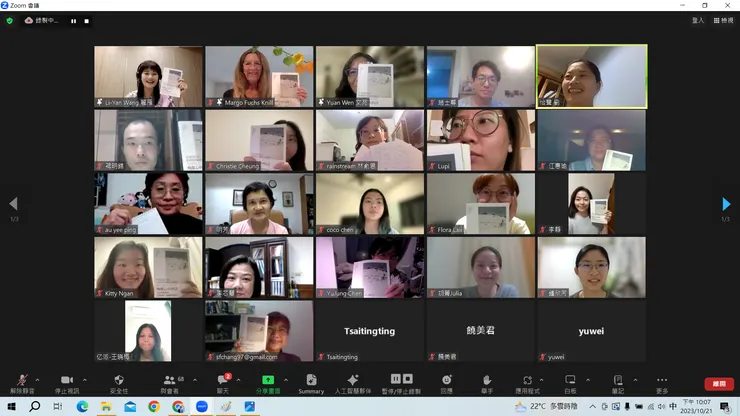 全體拿書大合照